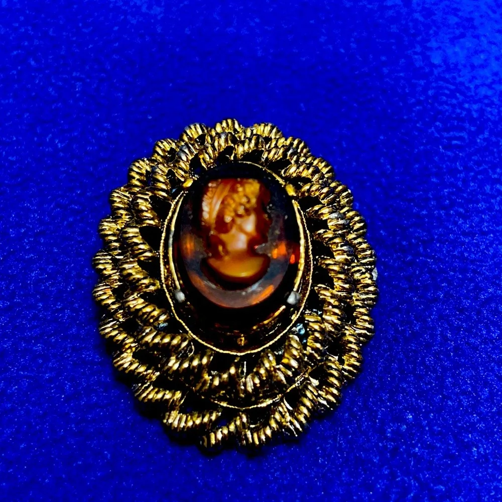 Vintage Women’s Cameo Brooch Antique Gold tone Rope Edging -Excellent Condition!